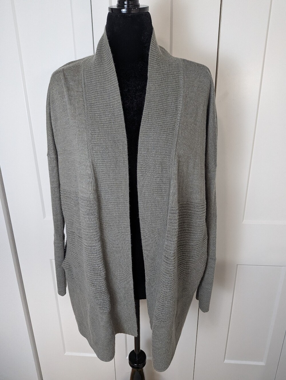 Lululemon Merino Wool Cardigan – Custom Daisy Embroidery Size 6 Gray